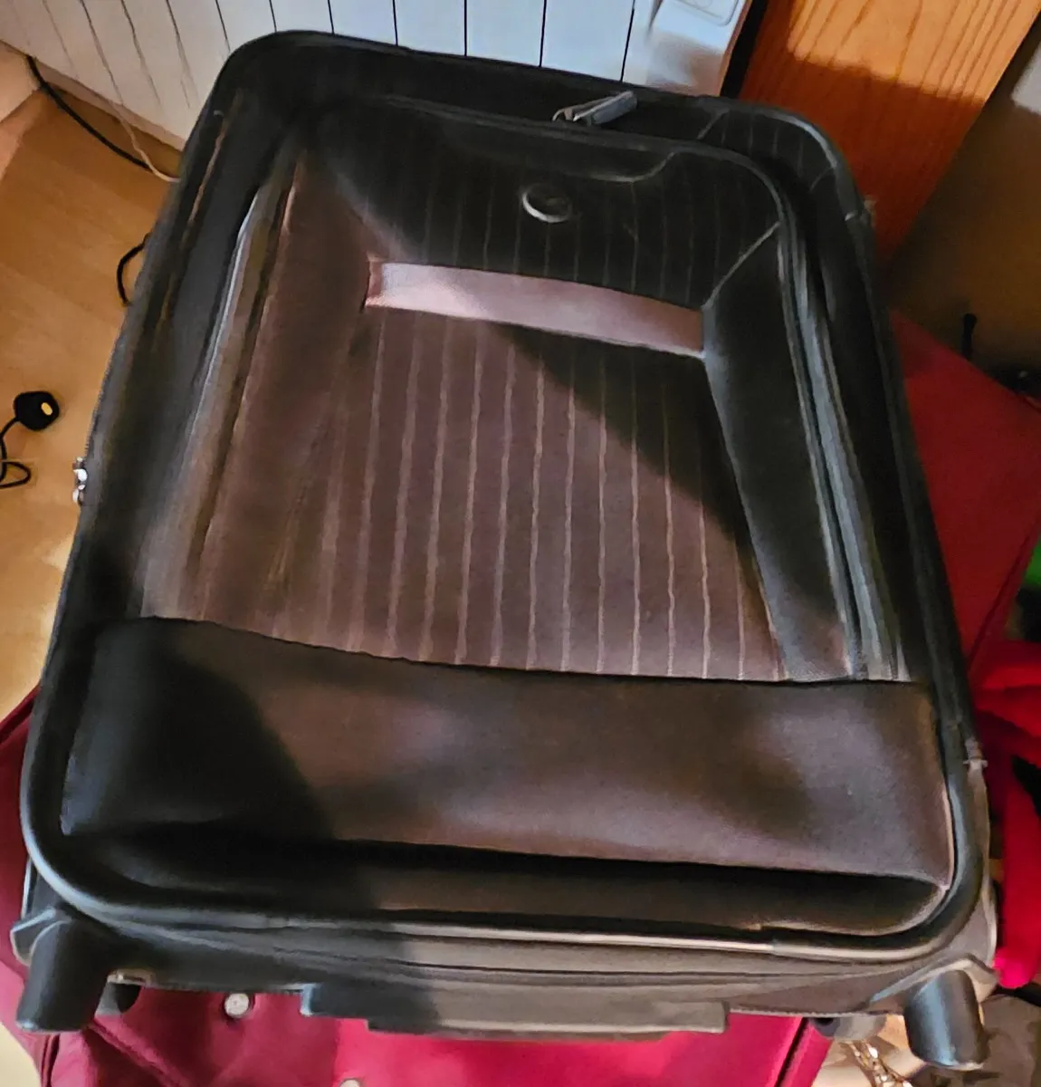 4 Extra Large Suitcases - Image 3