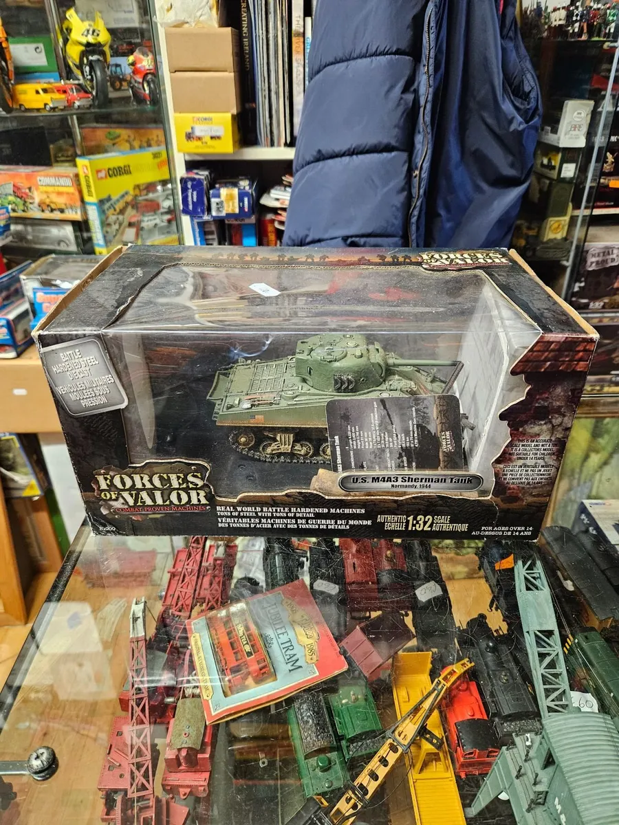 Corgi Forces of Valor American WW2 Sherman Tank - Image 2