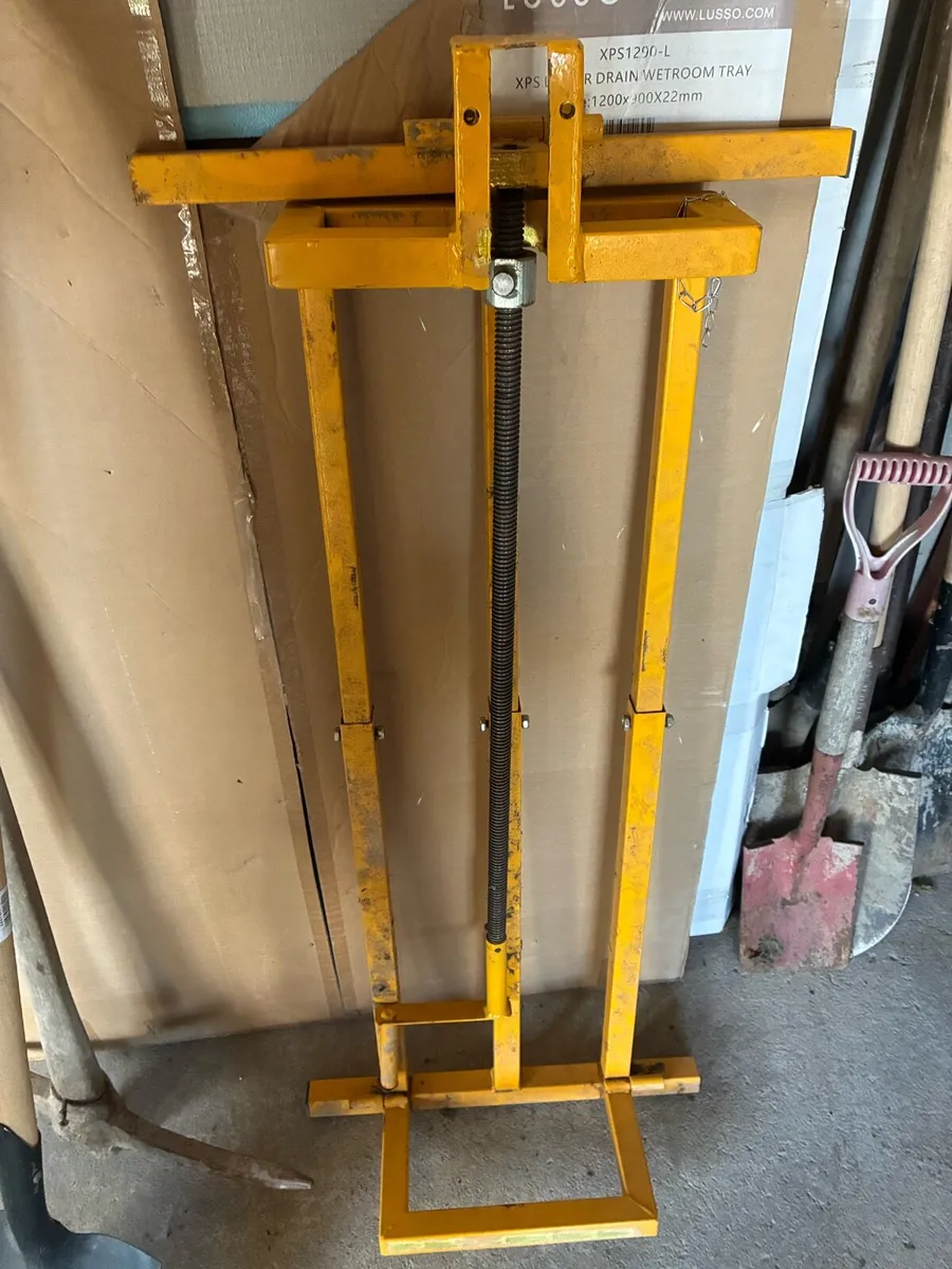 Ride on lawnmower lift