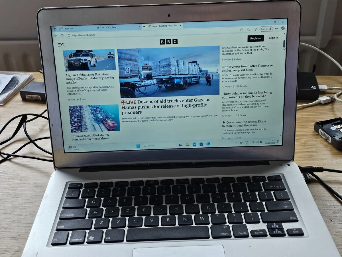 Laptop 13.5" Intel Windows 11 Pro Ultrabook 128GB - Image 1