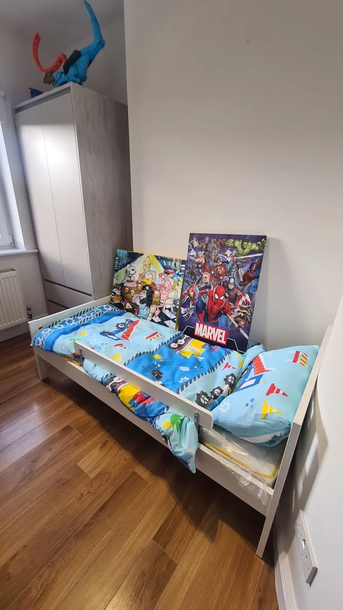 Kids bed, kids wardrobe, pictures - Image 1