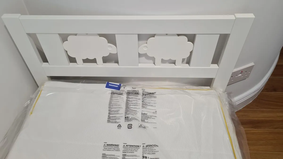 Kids bed, kids wardrobe, pictures - Image 3