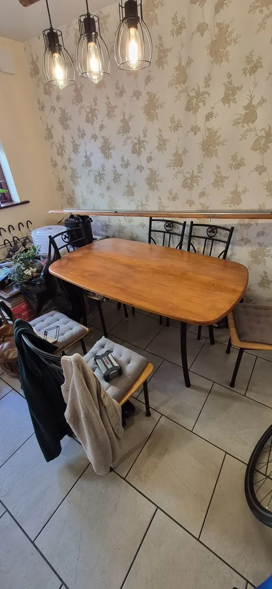 Kitchen table free - Image 1
