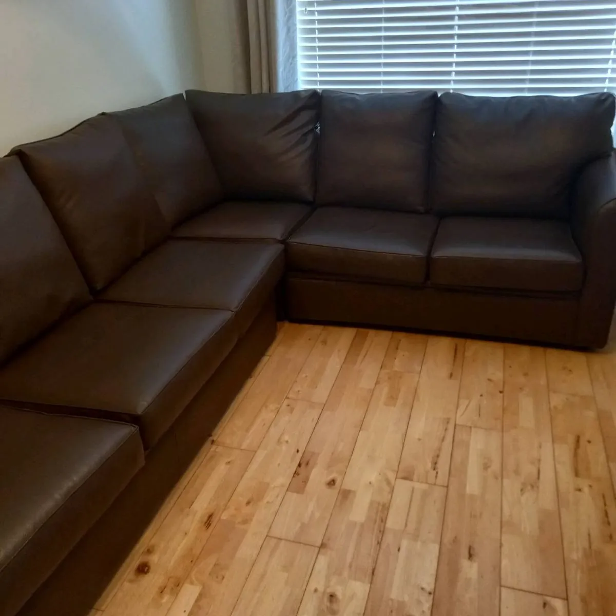 Corner couch - Image 1