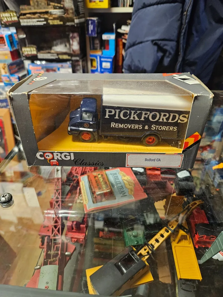 Corgi Pickfords Truck - Image 1