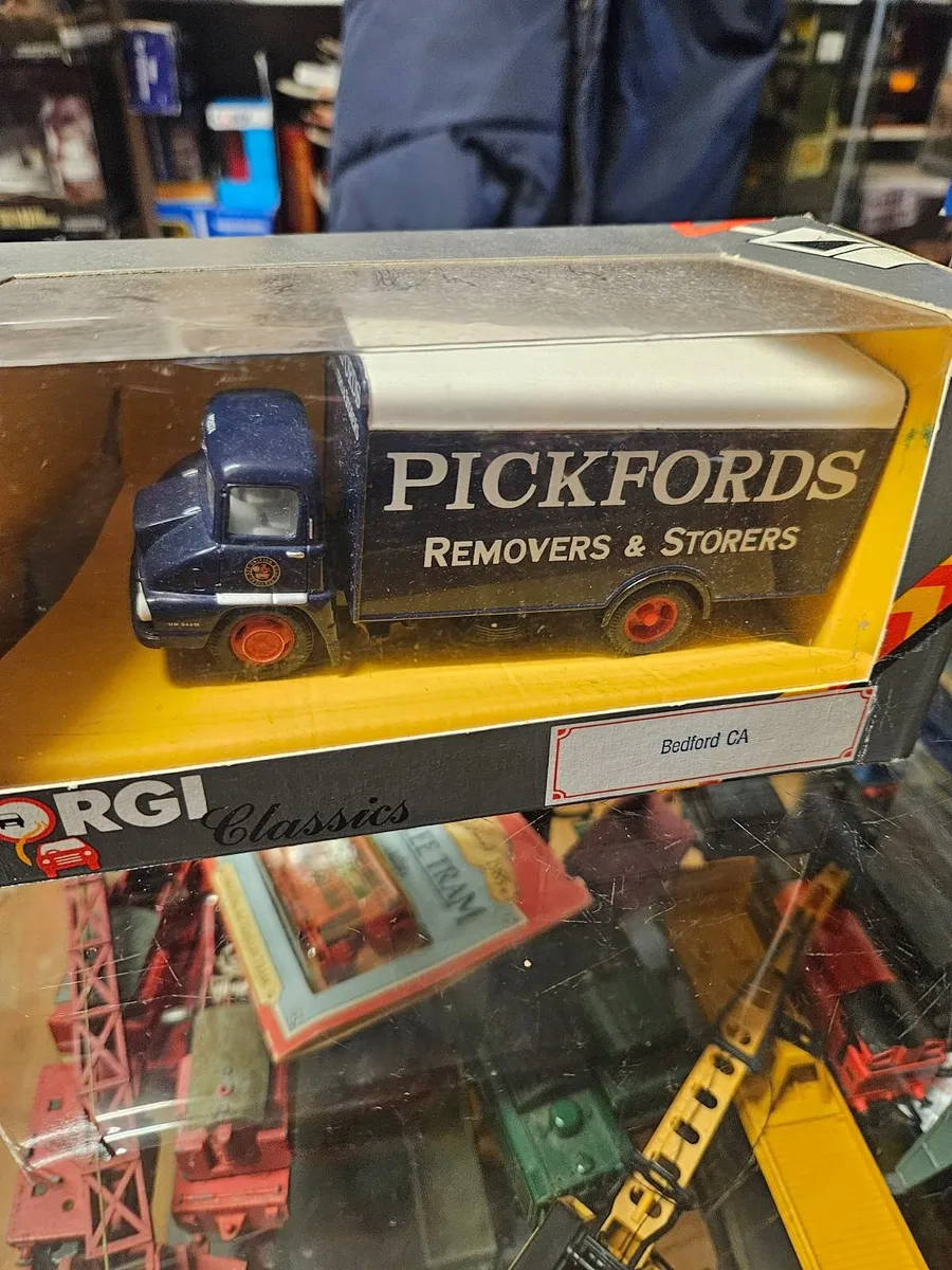 Corgi Pickfords Truck - Image 2