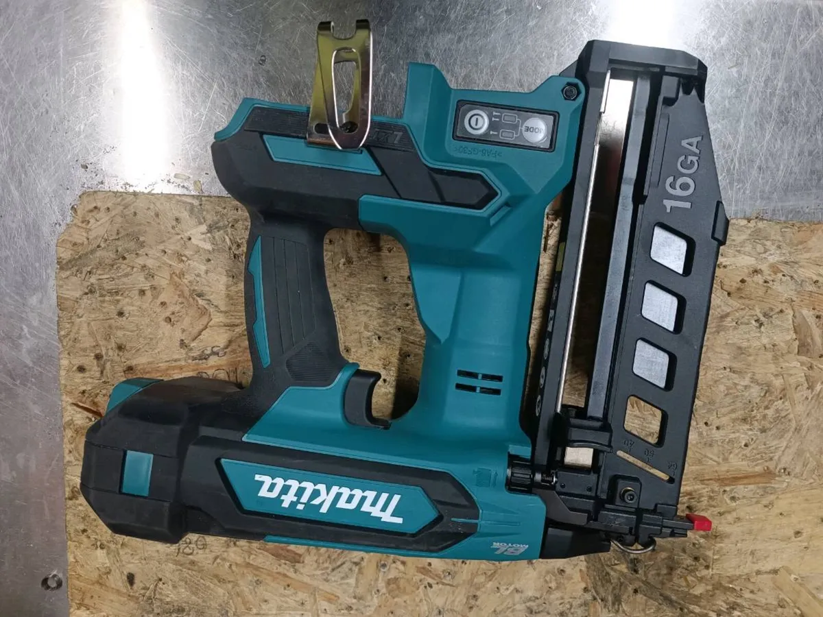 Makita dbn 601  16ga pin gun. Body only