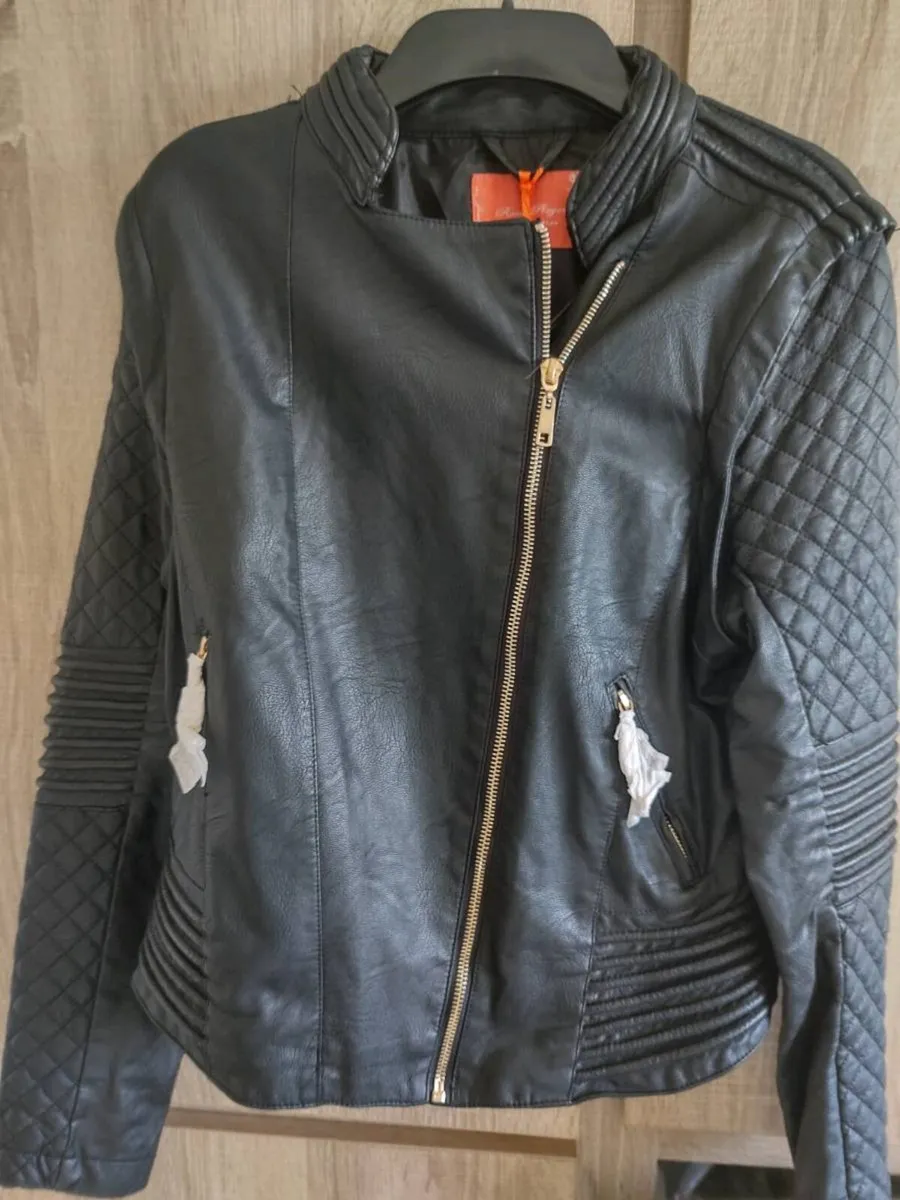 Biker style black jacket attached sleeves size m - Image 4