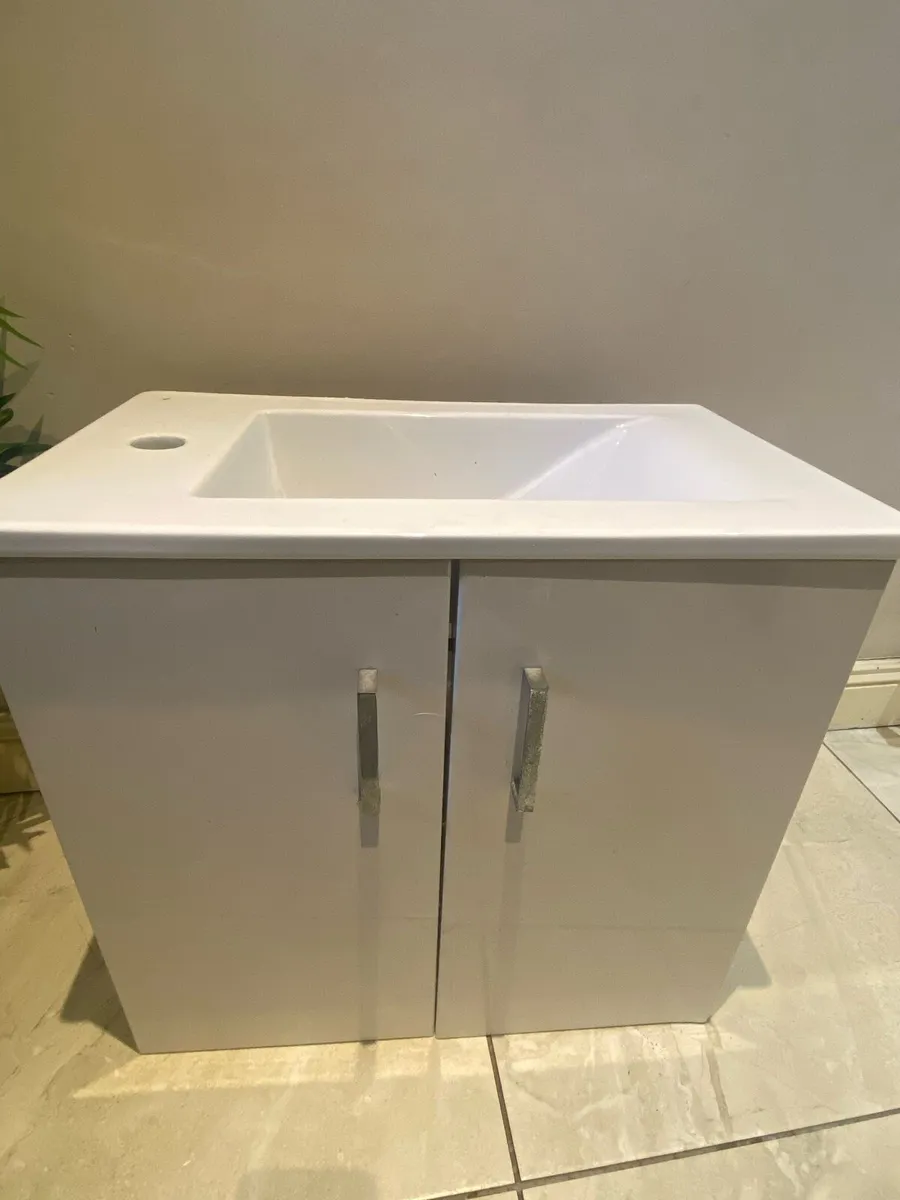 Bathroom sink - Image 1