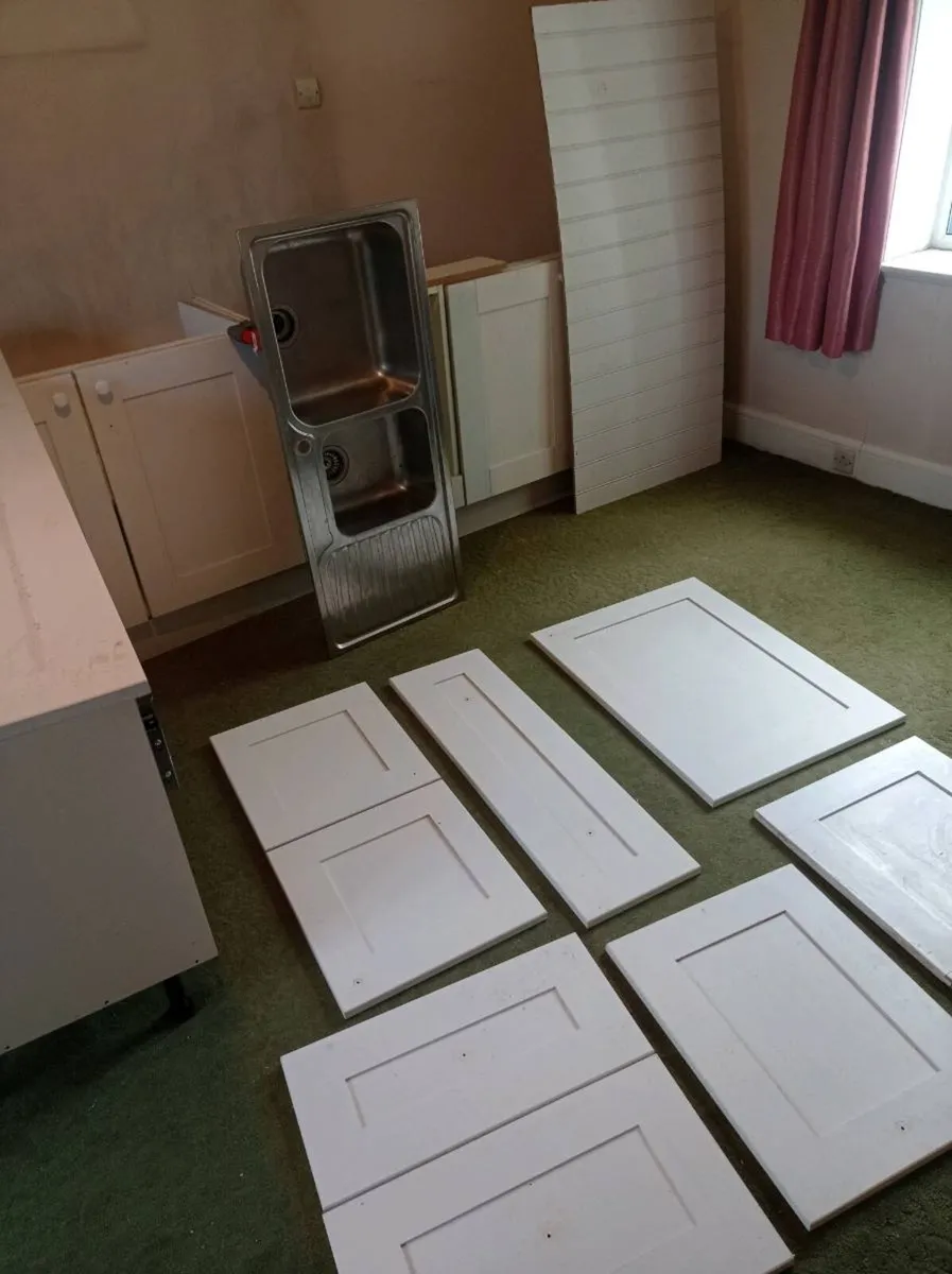 Shaker kitchen units real wood doors - Image 4
