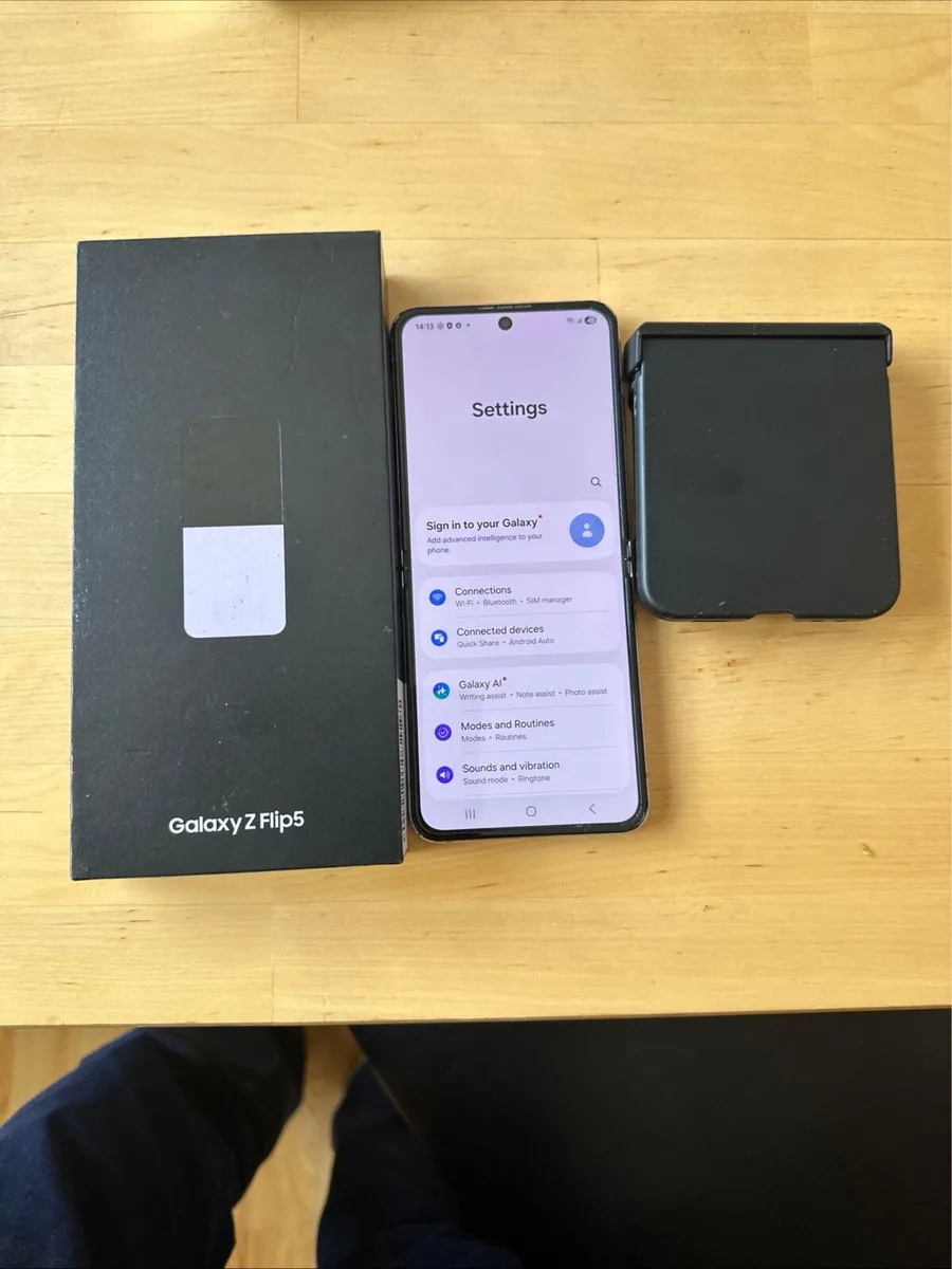 Samsung Z Flip 5 Unlocked - Image 2