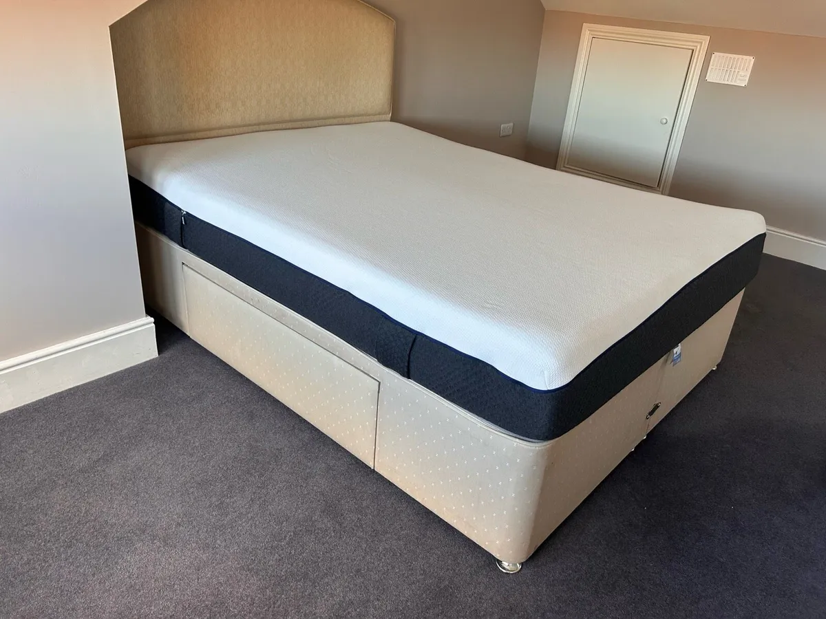 Bed frame and mattress - Image 4