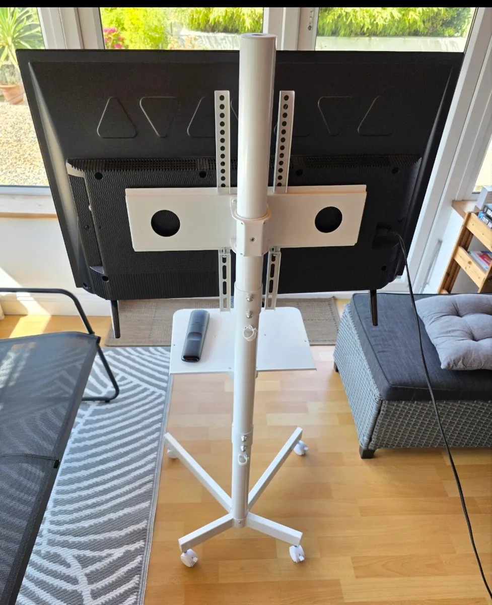 Portable TV / monitor stand - Image 2