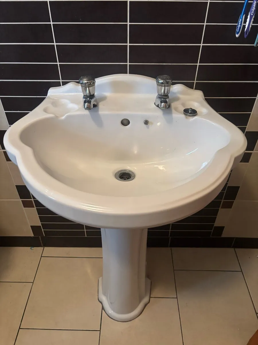 Bathroom sink - Image 1