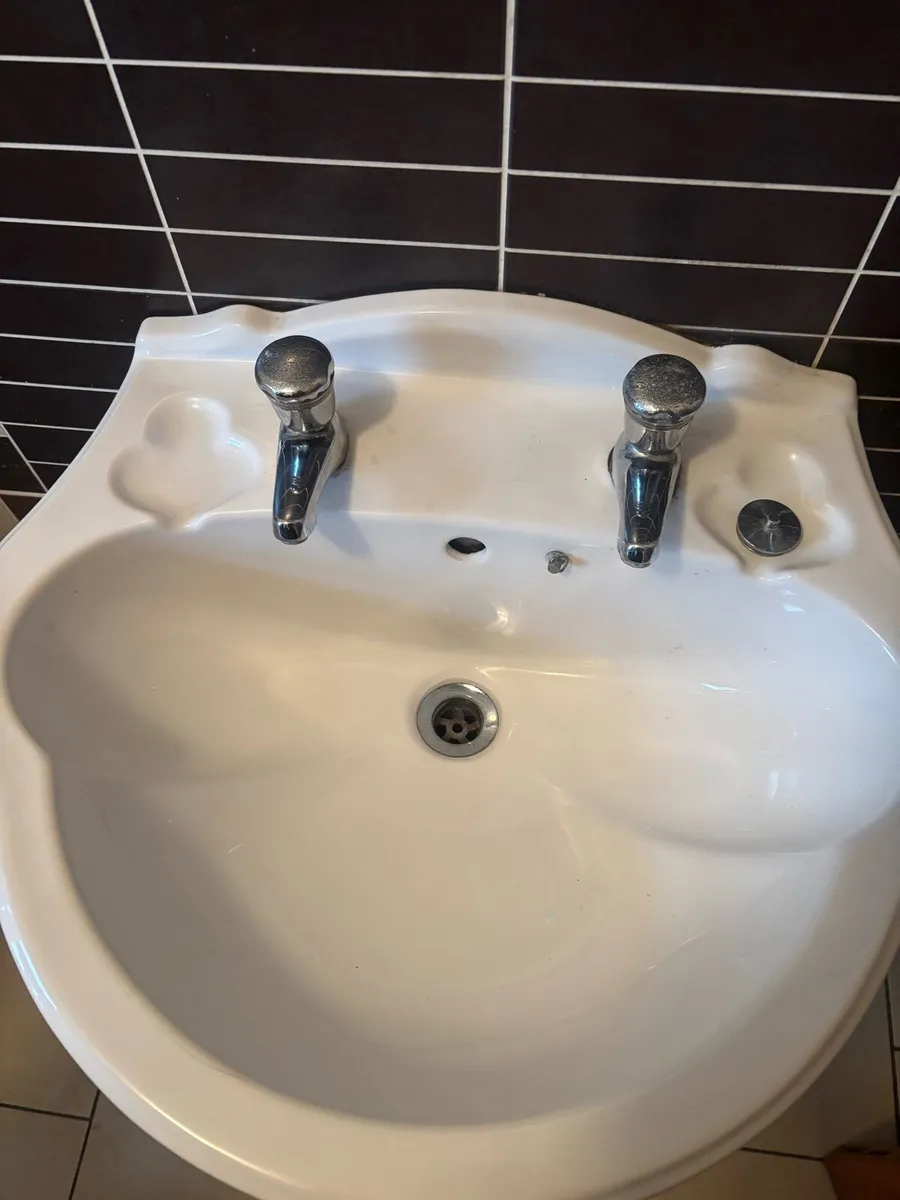 Bathroom sink - Image 2