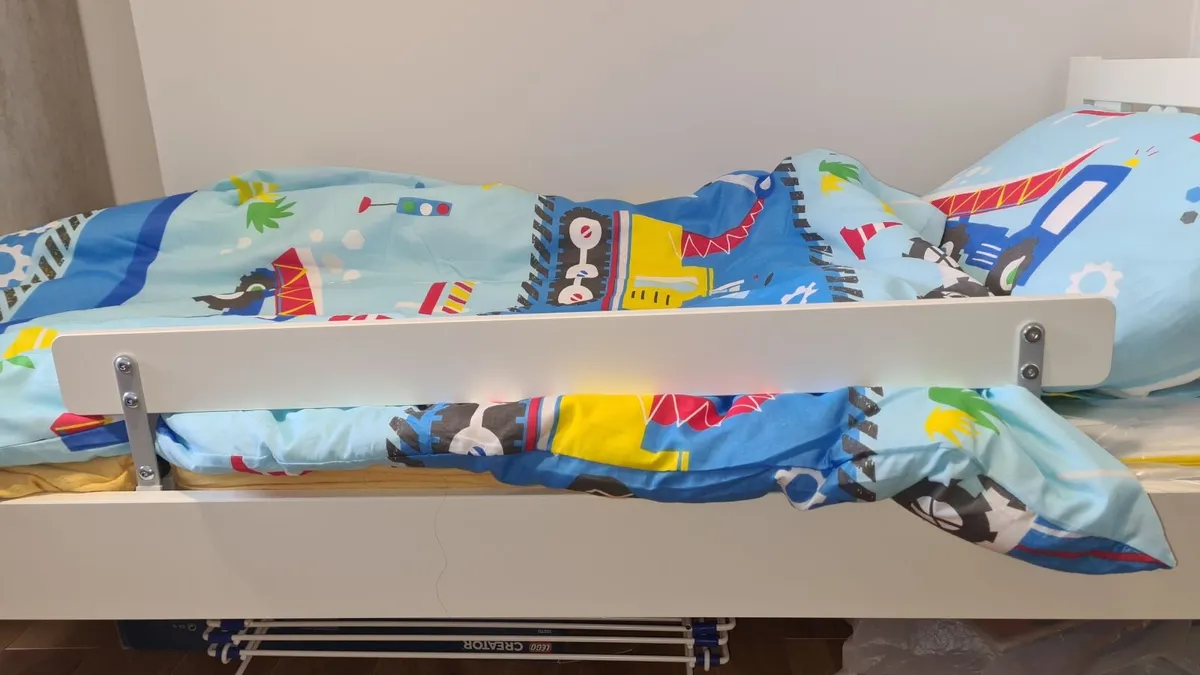 Kids bed, kids wardrobe, pictures - Image 4