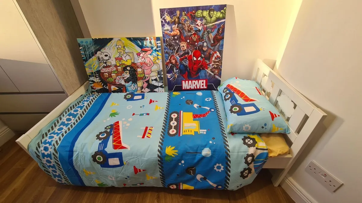 Kids bed, kids wardrobe, pictures - Image 2