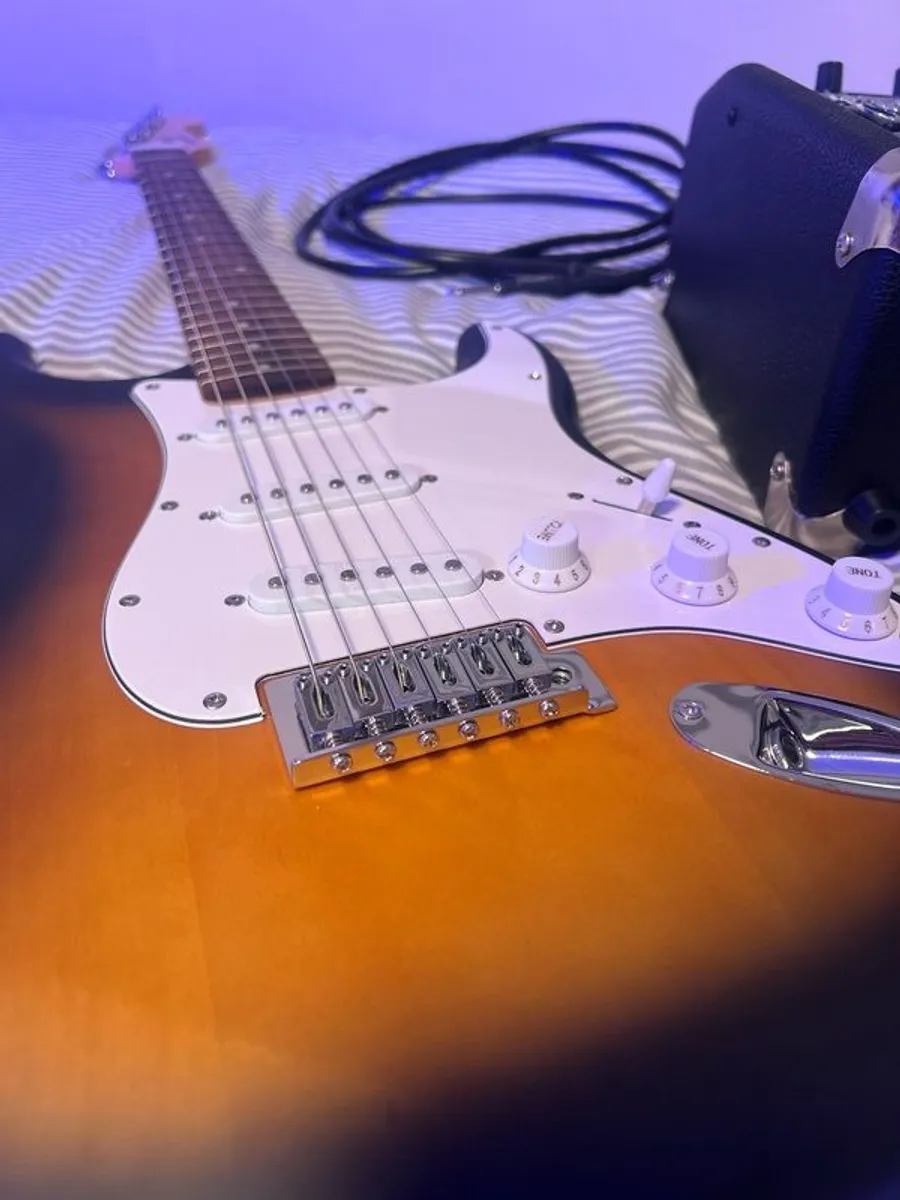 squire by fender debut Stratocaster in 2 tone sun burst with fender amp - Image 2