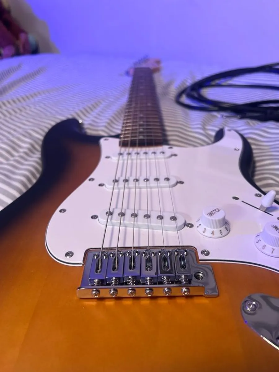 squire by fender debut Stratocaster in 2 tone sun burst with fender amp - Image 3