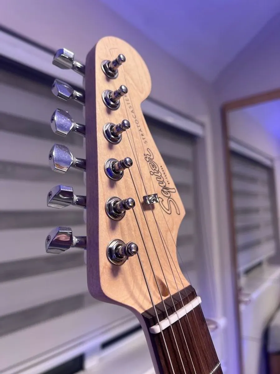 squire by fender debut Stratocaster in 2 tone sun burst with fender amp - Image 4