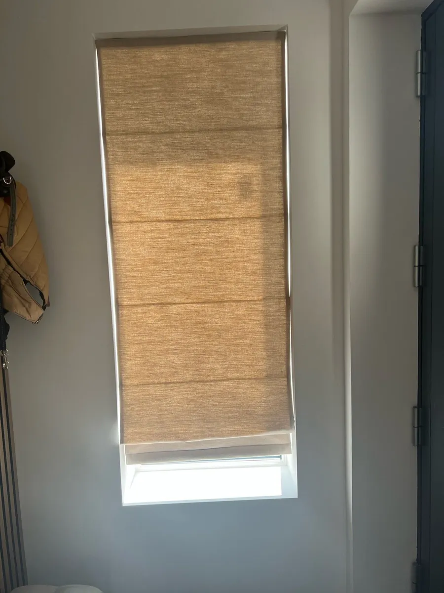 Blinds2Go Roman beige electric brand new - Image 2