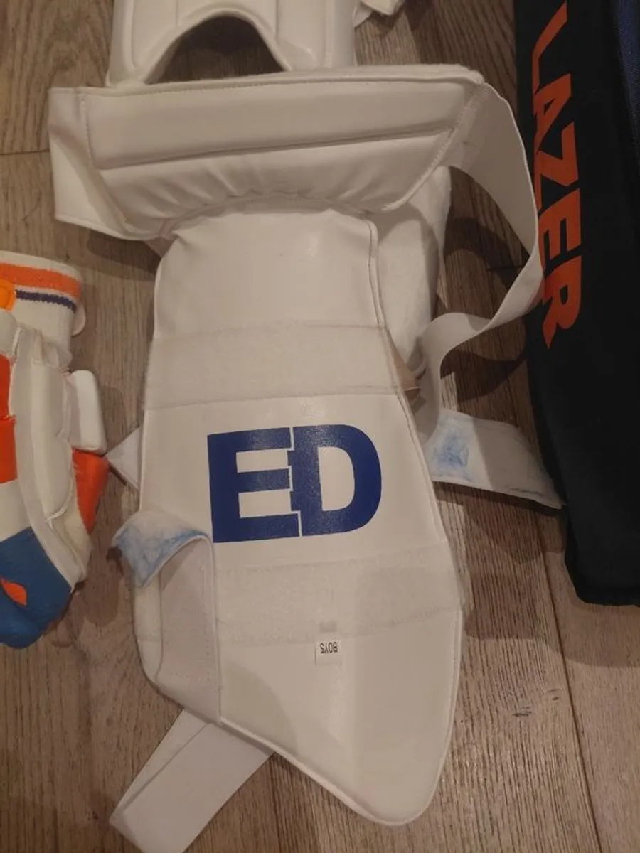 Cricket Set - youth -  including Sports Hub Legend  bat and  Masuri Helmet - Image 3
