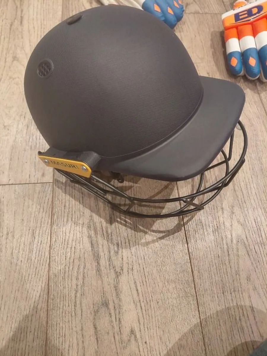 Cricket Set - youth -  including Sports Hub Legend  bat and  Masuri Helmet - Image 4