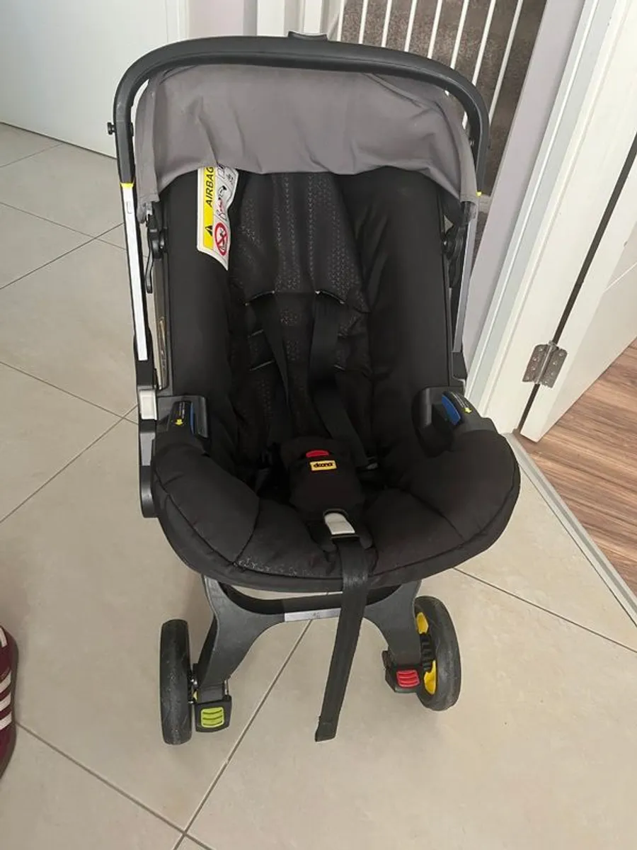 Doona car seat & stroller with base bundle - Image 1