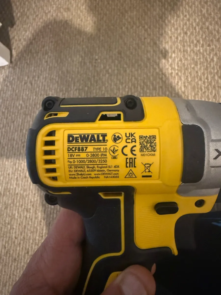 DeWalt DCF887 18v XR Brushless impact Driver+4.0AH - Image 2
