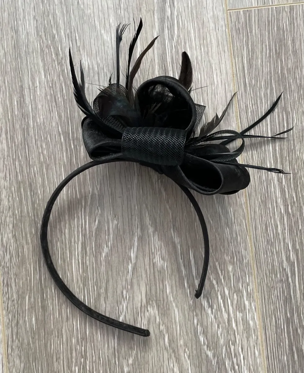 Black feather fascinator headband - One Size - Image 1