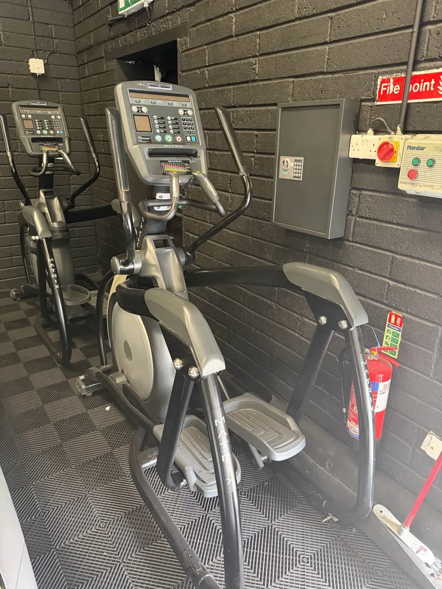 Matrix cross trainers - Image 1