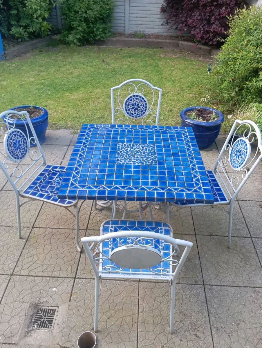 Table and chairs - Image 1