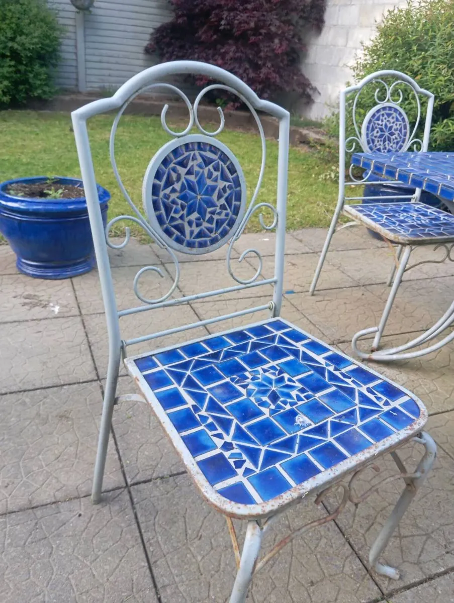 Table and chairs - Image 2