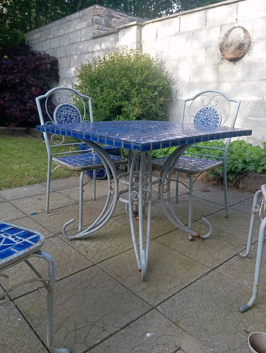 Table and chairs - Image 3