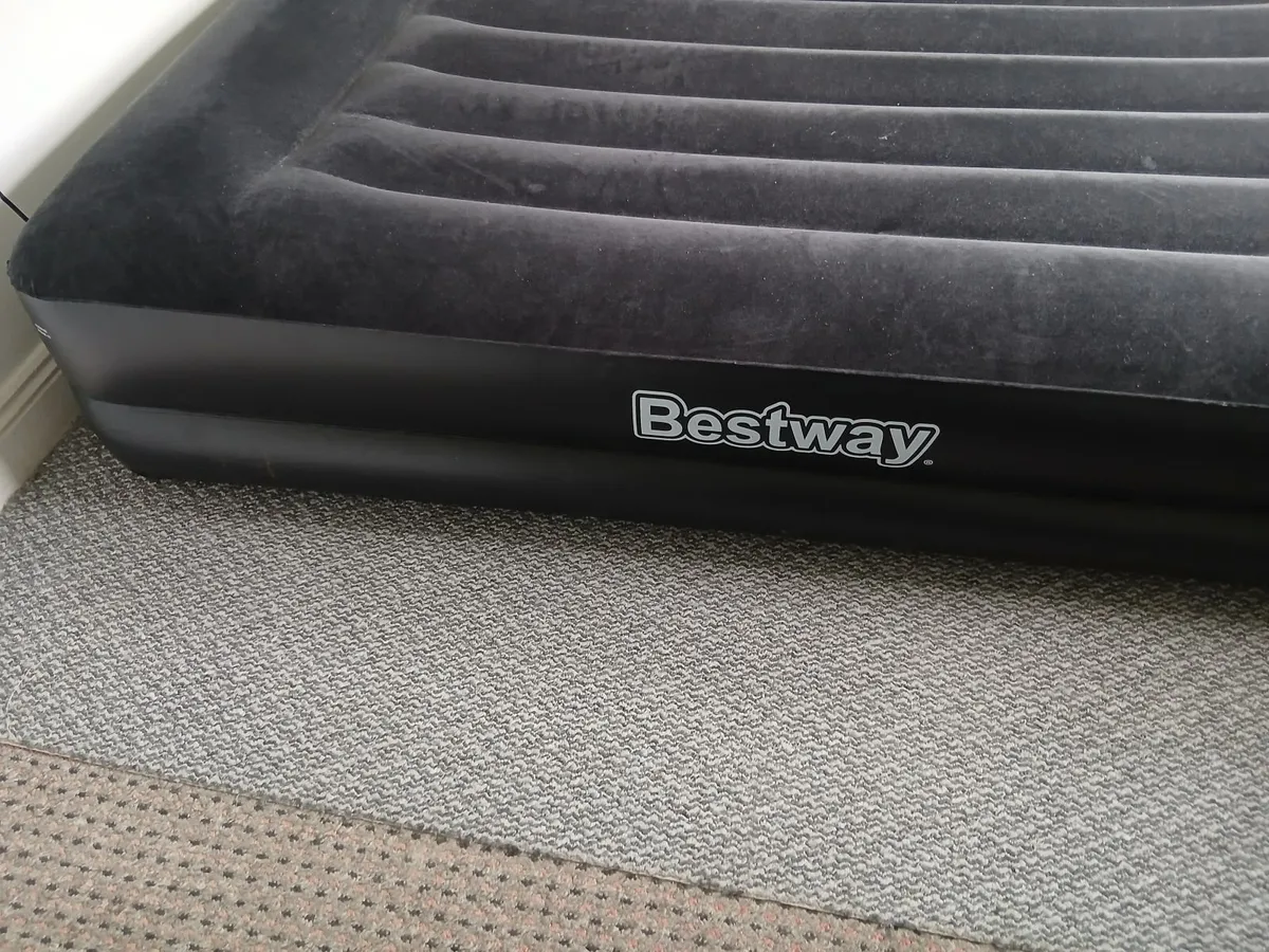 Inflatable Double Bed with Electric Pump. - Image 3