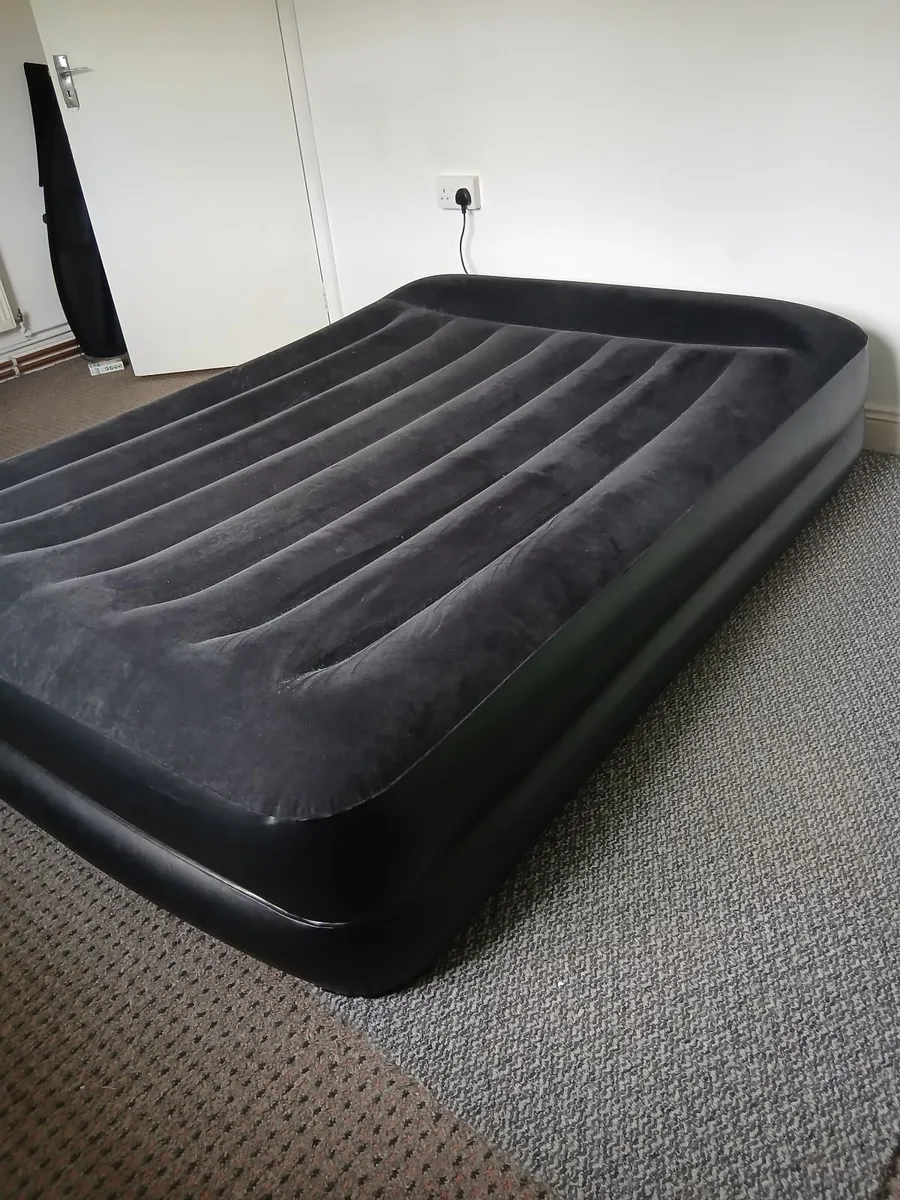 Inflatable Double Bed with Electric Pump. - Image 4
