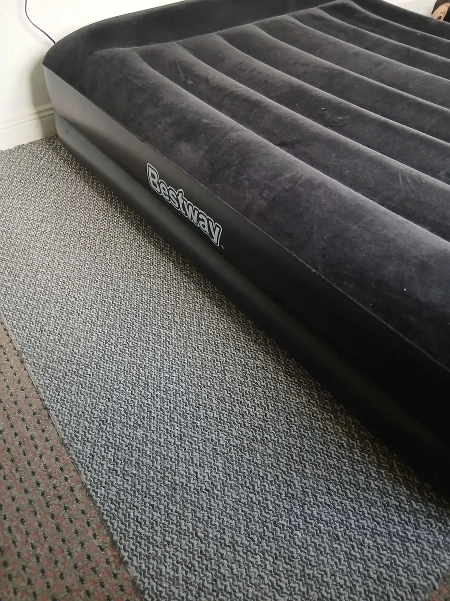 Inflatable Double Bed with Electric Pump. - Image 1