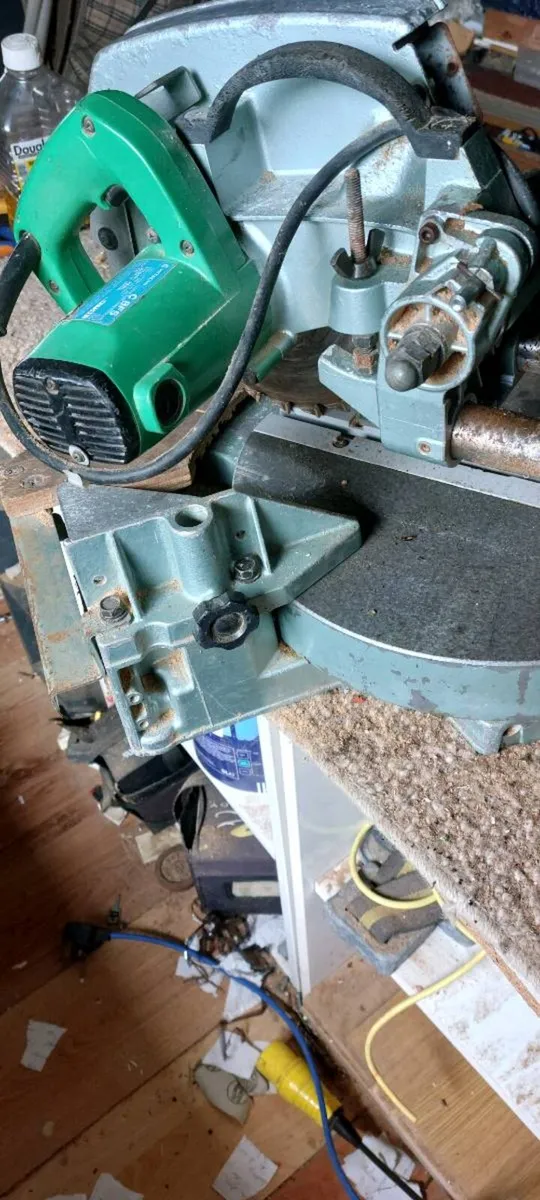 Hitachi sliding mitre chop saw together with a tra - Image 1