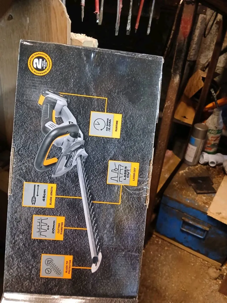 Titan battery hedge trimmers - Image 1