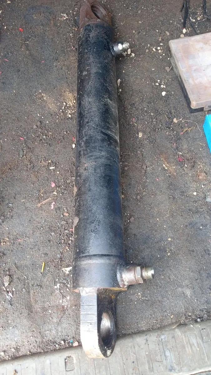 9 ton dumper rims and steering ram - Image 2
