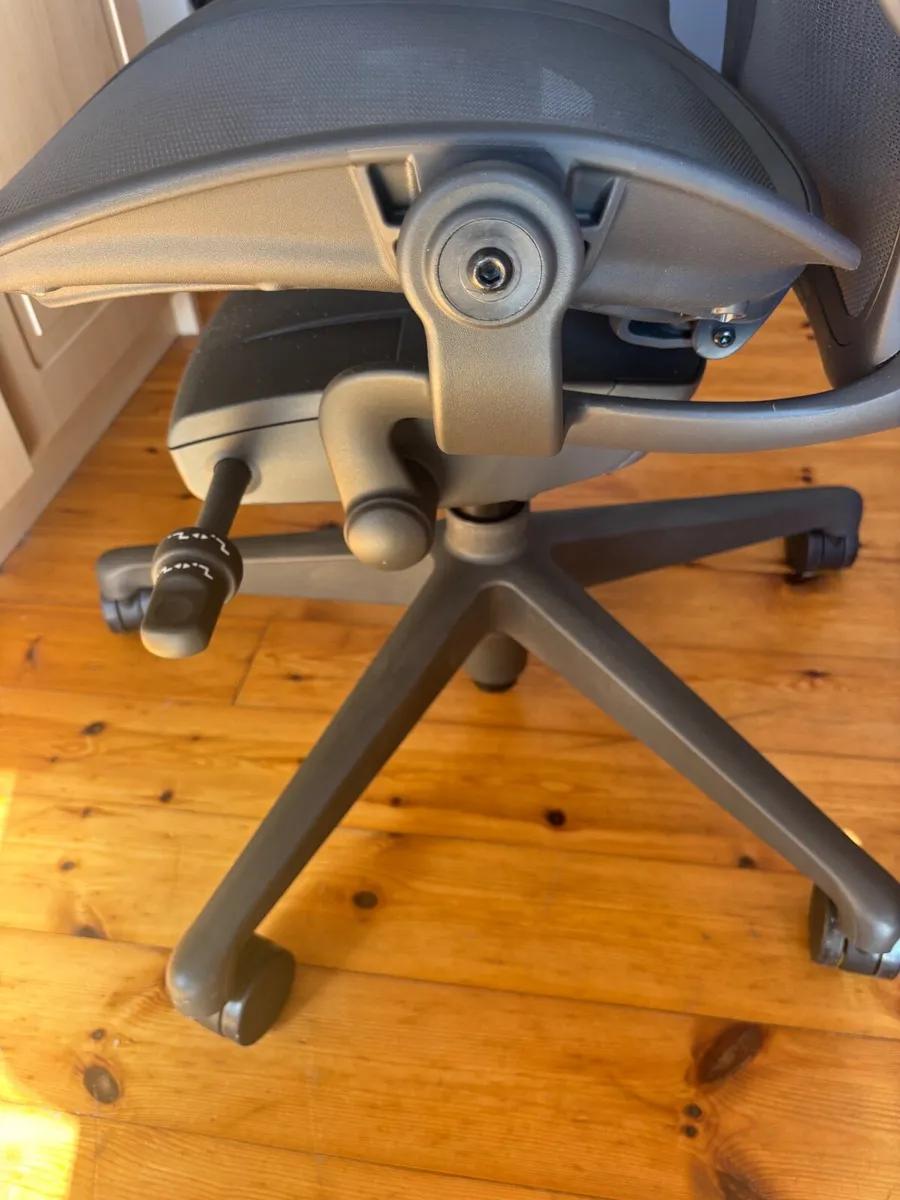 Herman Miller Aeron chair - remastered - Image 3