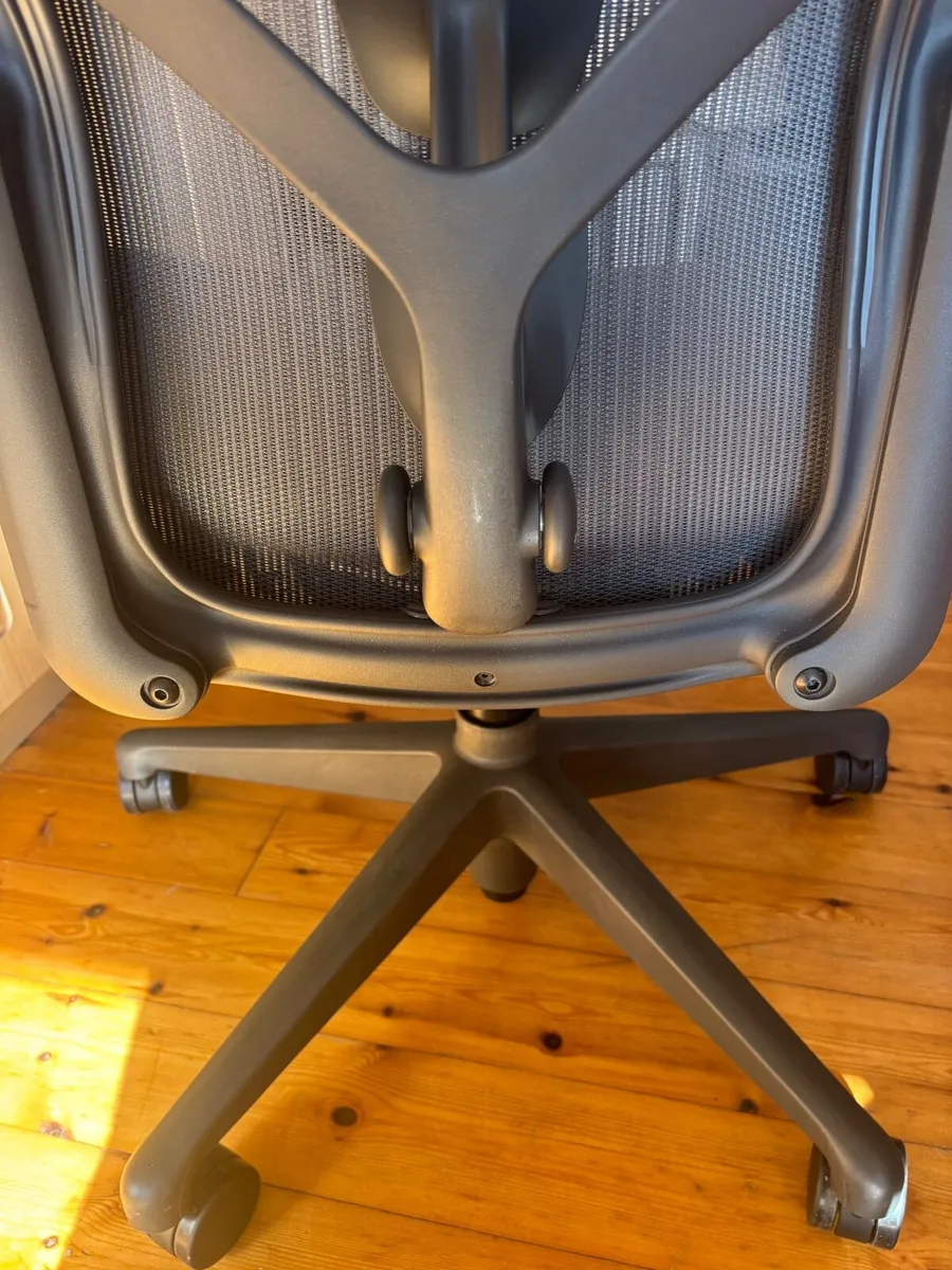 Herman Miller Aeron chair - remastered - Image 4