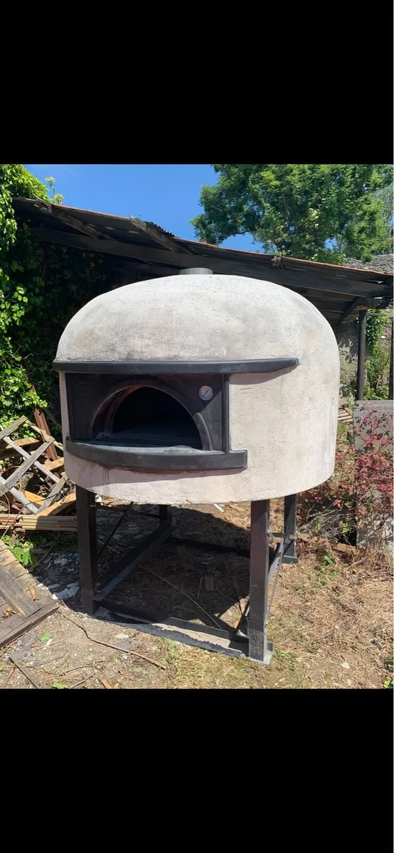 Wood-fired pizza oven - Image 1
