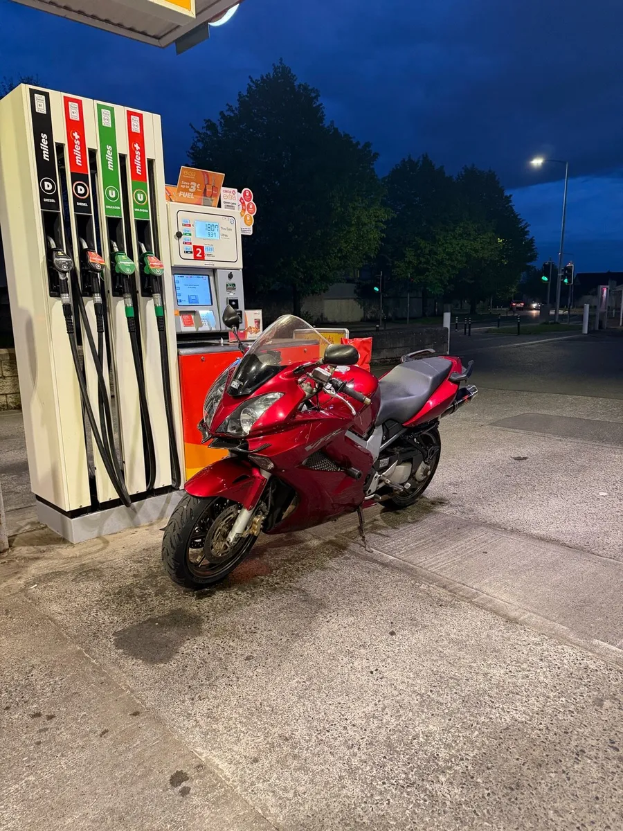 Honda VFR 800 - Image 1