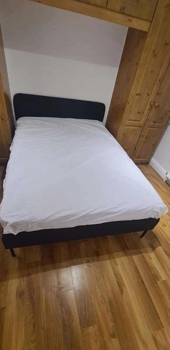 Beds, Chest of oak drawers, Bedside tables & light - Image 2