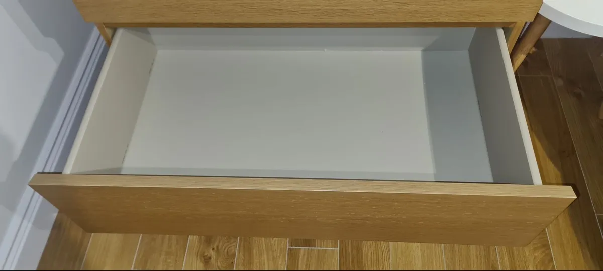 Beds, Chest of oak drawers, Bedside tables & light - Image 3