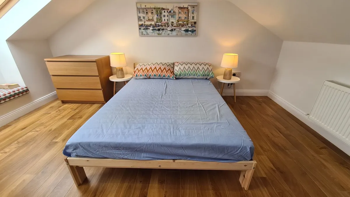 Beds, Chest of oak drawers, Bedside tables & light - Image 1