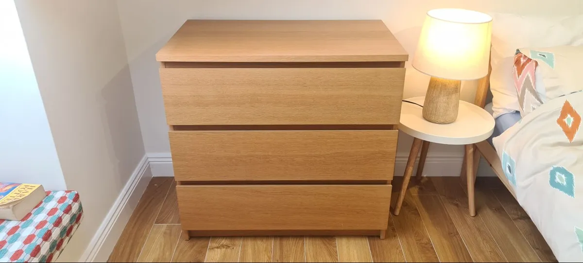 Beds, Chest of oak drawers, Bedside tables & light - Image 4