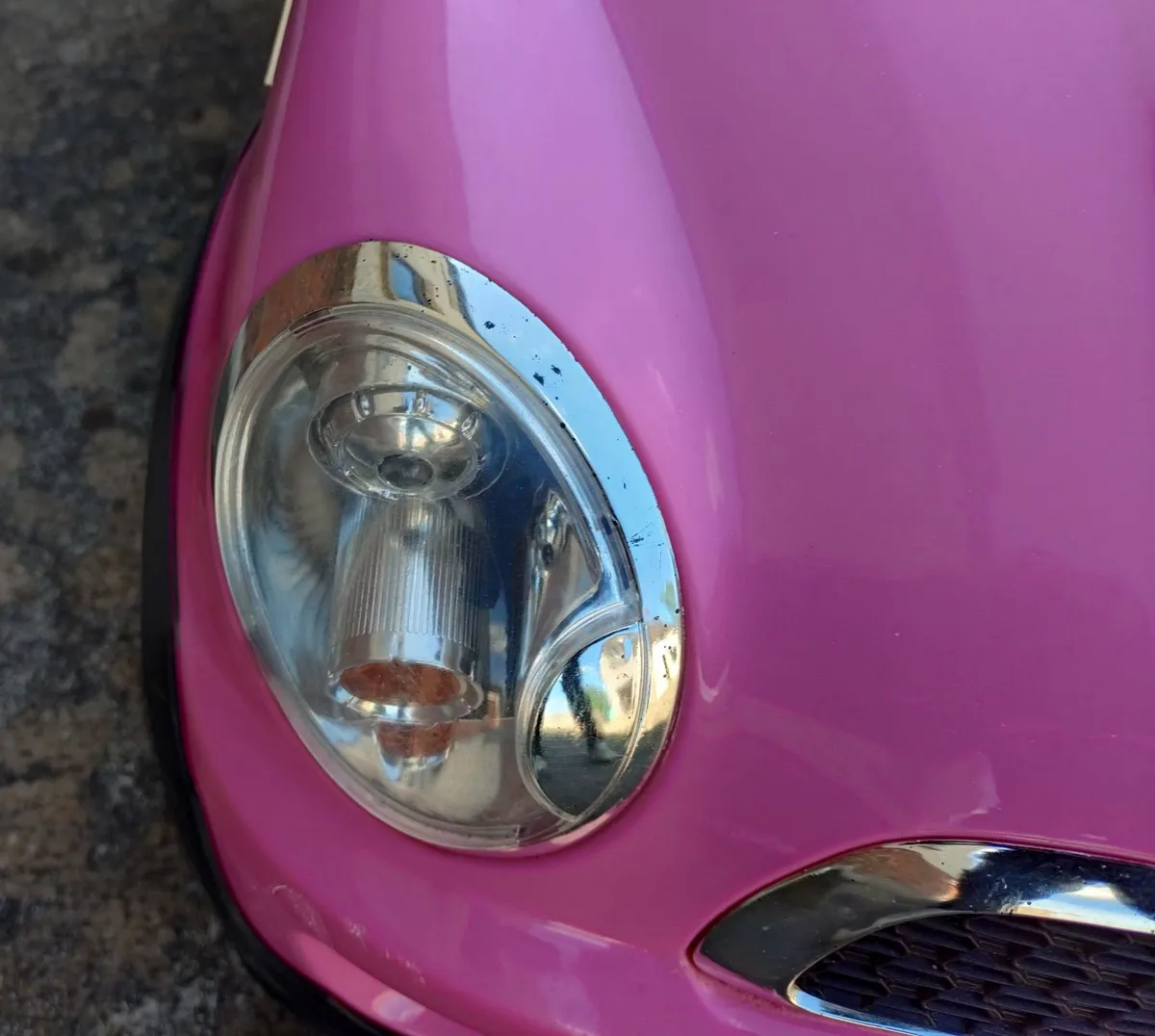 KIDS PINK ELECTRIC MINI COOPER CAR (USED). - Image 3