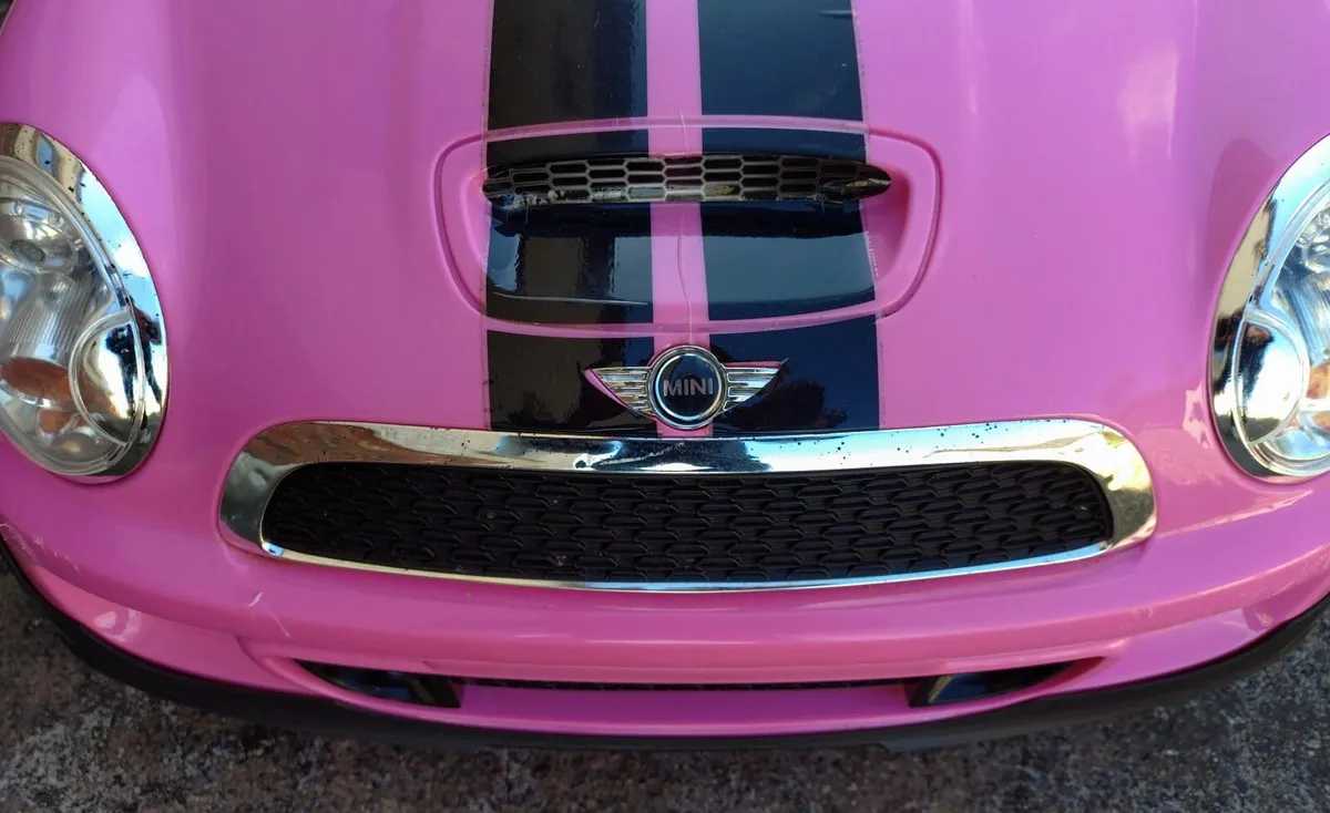 KIDS PINK ELECTRIC MINI COOPER CAR (USED). - Image 4
